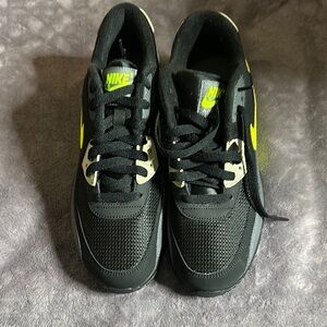 Nike Airmax 90 essential black/grey/ green new sneakers damaged box size 9